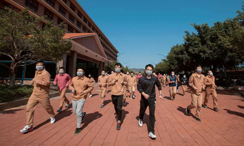 组织“跑在阳光下，，，跑进康健里”体育活动